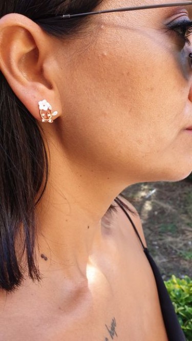 Ay Gümüş Kadın Baget Taşlı Yaprak Modeli Manolya Çiçeği Küpe 925 Yar Gümüş Ay Gümüş Kadın Baget Taşlı Yaprak Modeli Manolya Çiçeği Küpe 925 Yar Gümüş