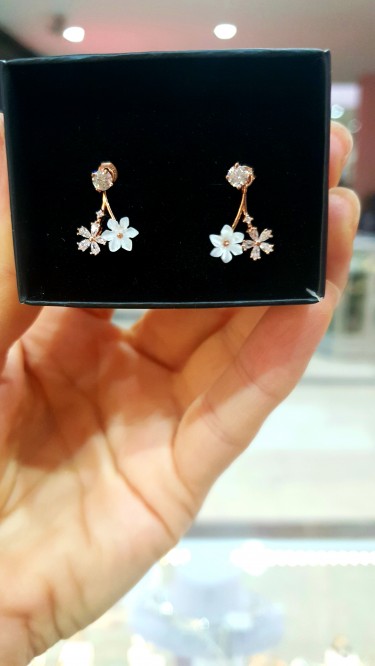 Ay Gümüş Kadın Zirkon Sedefli Manolya Çiçeği Küpe 925 Ayar Gümüş Ay Gümüş Kadın Zirkon Sedefli Manolya Çiçeği Küpe 925 Ayar Gümüş