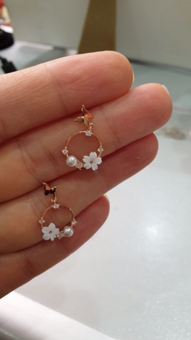 Ay Gümüş Manolya Çiçeği Sedefli İnci Küpe 925 Ayar gümüş Ay Gümüş Manolya Çiçeği Sedefli İnci Küpe 925 Ayar gümüş