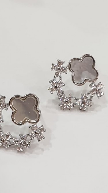 Ay Gümüş Kadın Dört Yapraklı Yonca Modeli Zirkon Taşlı Sedefli Küpe 925 Ayar Gümüş Ay Gümüş Kadın Dört Yapraklı Yonca Modeli Zirkon Taşlı Sedefli Küpe 925 Ayar Gümüş