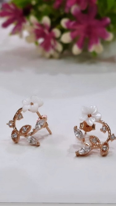 Ay Gümüş Kadın Baget Taşlı Yaprak Modeli Manolya Çiçeği Küpe 925 Yar Gümüş 