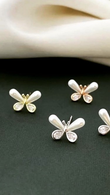 Ay Gümüş Kadın İnci Zirkon Minimal Kelebek Figürlü 925 Ayar Küpe Ay Gümüş Kadın İnci Zirkon Minimal Kelebek Figürlü 925 Ayar Küpe